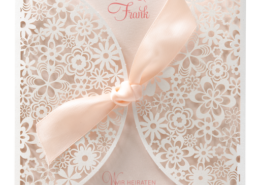 romantische Lasercut-Karte mit eleganter Spitze aus schimmerndem Edelkarton, Hochzeitskarten floral