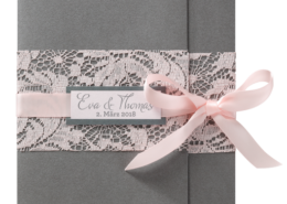Hochzeitskarte, schimmernder Metallic-Karton, zarte Spitze, Hochzeitskarten Rose