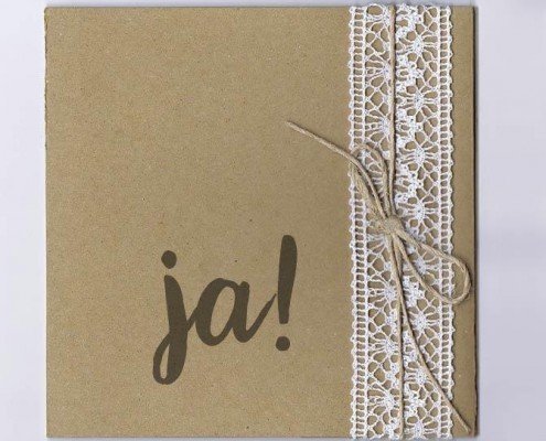 Einladungskarte mit Spitzenband, Kordel und Naturkarton, Hochzeitspapeterie rustikal