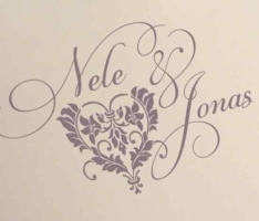 Hochzeitskarten-Logo, gedruckt auf Büttenpapier, Herz mit schwungvoller Schrift