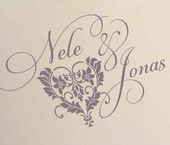 Hochzeitskarten-Logo, gedruckt auf Büttenpapier, Herz mit schwungvoller Schrift