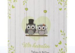 Hochzeitskarte, reizendes Eulen Brautpaar, Holzwand, grüne Töne, Druckerei für Hochzeitspapeterie