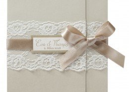 romantische Hochzeitskarte mit feiner Spitze, Hochzeitspapeterie edel