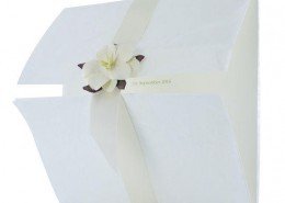 Elegante quadratische Hochzeitskarte mit feiner, weißer Blüte, Hochzeitspapeterie Düsseldorf