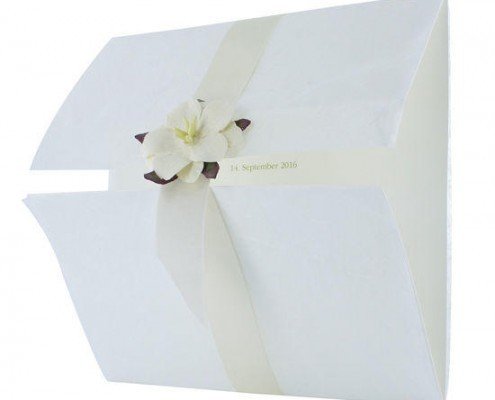 Elegante quadratische Hochzeitskarte mit feiner, weißer Blüte, Hochzeitspapeterie Düsseldorf