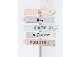 Tolle Hochzeitseinladung mit ausgeschnittenen Pfeilen in origineller Faltung, kreative Hochzeitskarten