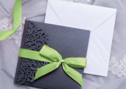 Einladung Hochzeit Lasercut Pocket grün Schleife