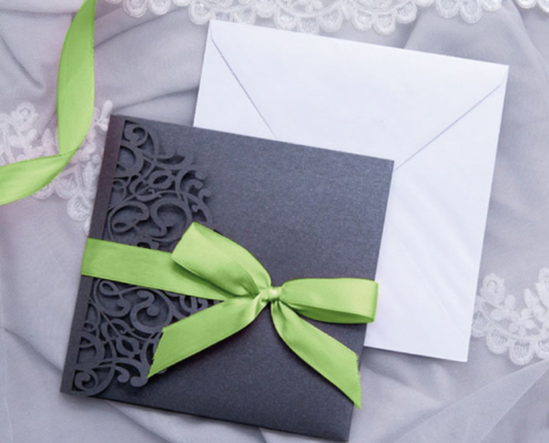 Einladung Hochzeit Lasercut Pocket grün Schleife