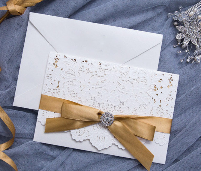elegante Hochzeitskarte, Lasercut, gold-weiß, Hochzeitskarten mit Spitze