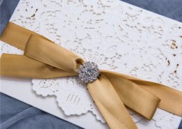 stilvolle Hochzeitskarte mit Satinschleife, edle Brosche aus Strass, Hochzeitskarten floral