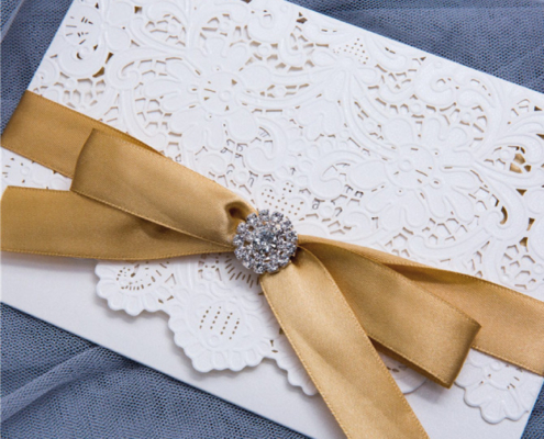 stilvolle Hochzeitskarte mit Satinschleife, edle Brosche aus Strass, Hochzeitskarten floral