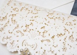 romantische Hochzeitskarte, cremefarbener Feinkarton, Lasercut, Brosche, Hochzeitskarten kreativ