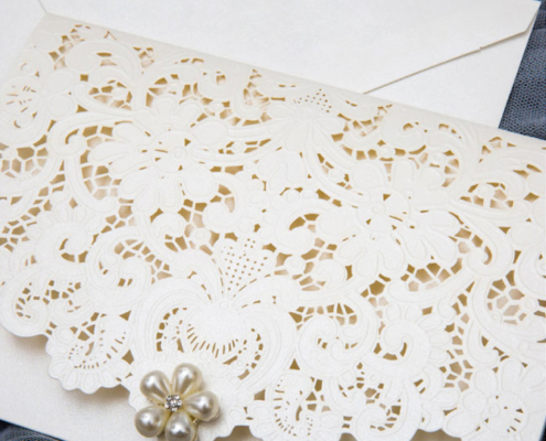 romantische Hochzeitskarte, cremefarbener Feinkarton, Lasercut, Brosche, Hochzeitskarten kreativ