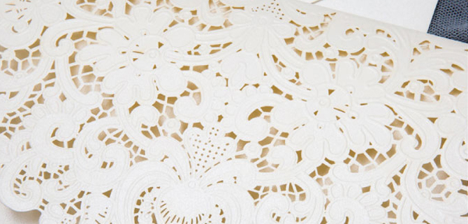 romantische Hochzeitskarte, cremefarbener Feinkarton, Lasercut, Brosche, Hochzeitskarten kreativ