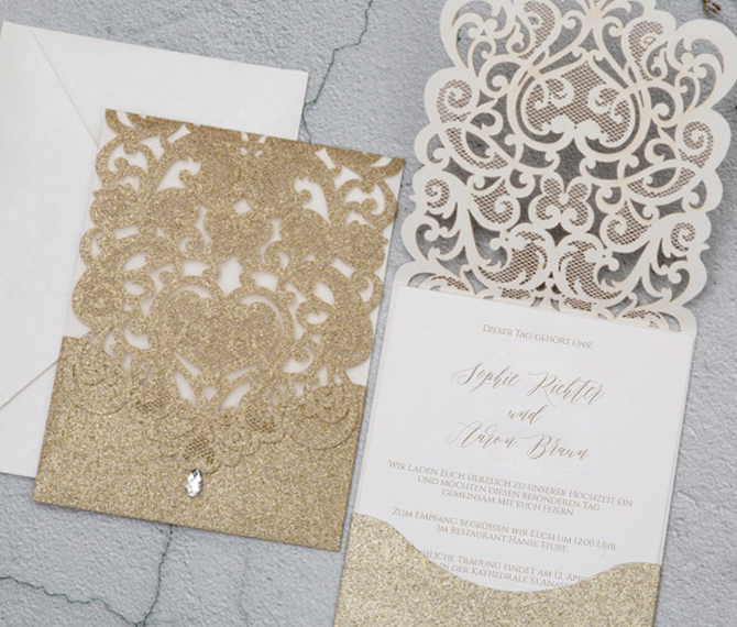 Glamouröse Einladungskarte aus „purem“ Gold, Hochzeitspapeterie Gold