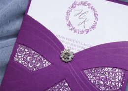 elegante Hochzeitskarte mit Brosche, Strass-Steinen, elegante Prägungen, Hochzeitskarten Luxus