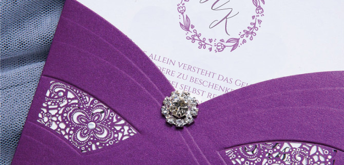 elegante Hochzeitskarte mit Brosche, Strass-Steinen, elegante Prägungen, Hochzeitskarten Luxus