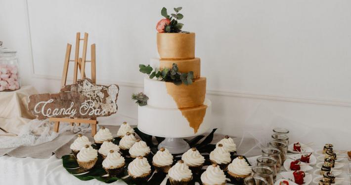 Hochzeitstorte Drip Cake Gold Candy Bar Cupcakes