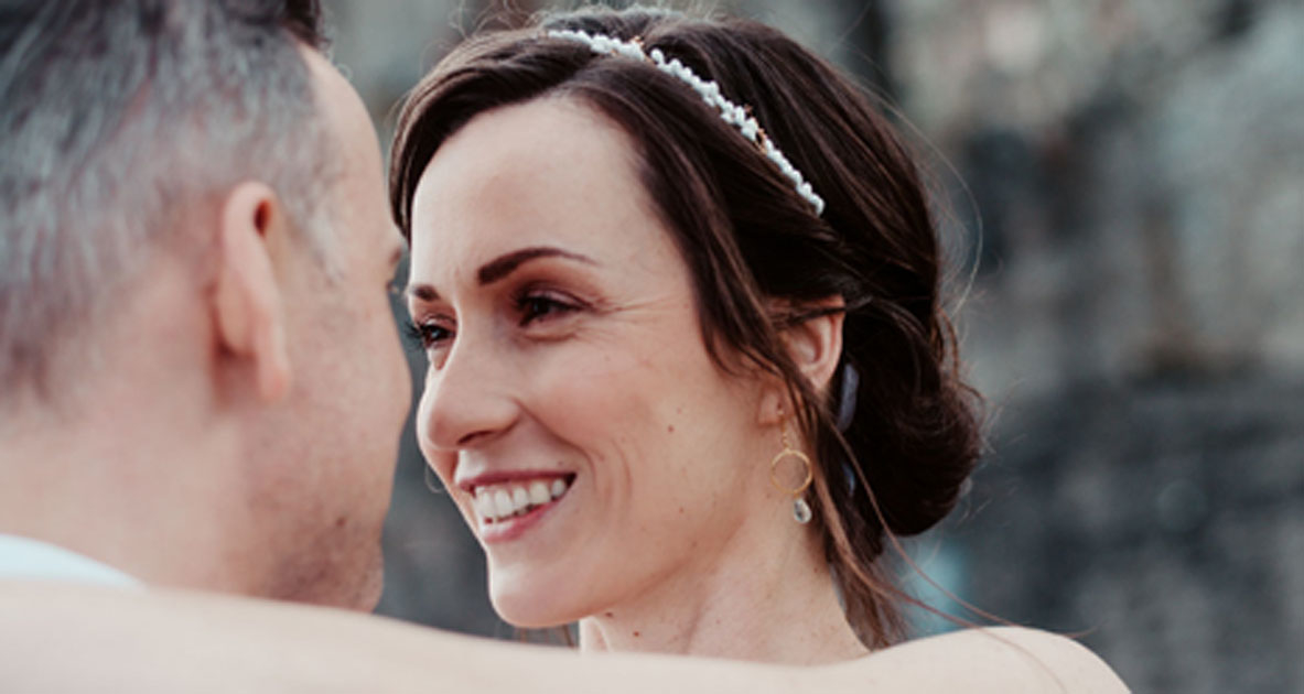 Nahaufnahme des Brautpaares, auf der Brautschmuck und Make-up gut zu sehen sind.