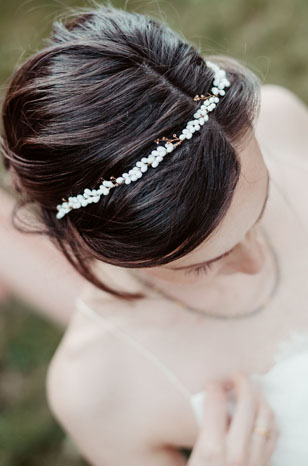Nahaufnahme der Braut, auf der der Haarschmuck gut zu sehen ist.